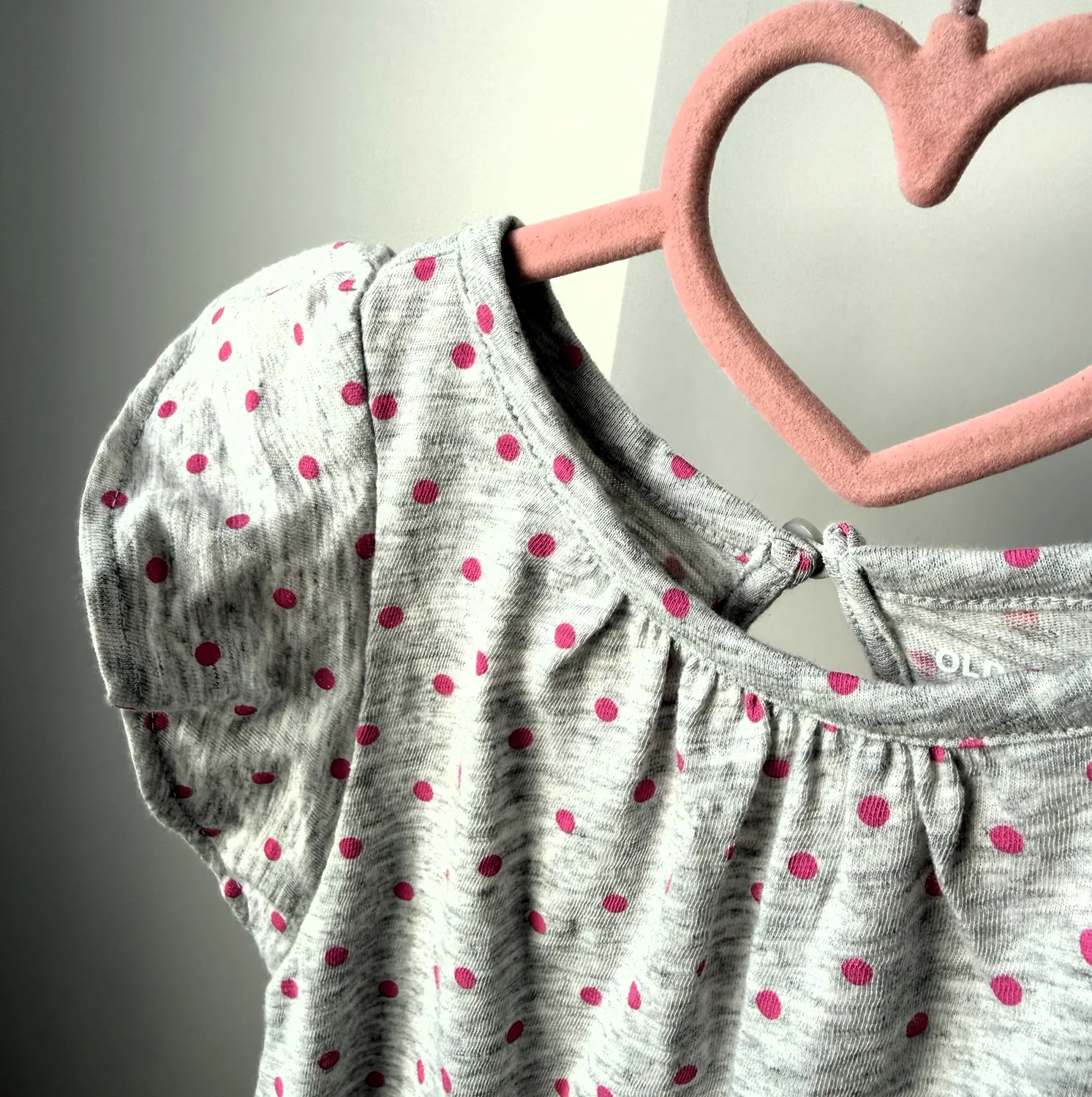 Пісочник світло-сірий з принтом в рожевий "горошок" від Old Navy - Зображення 2