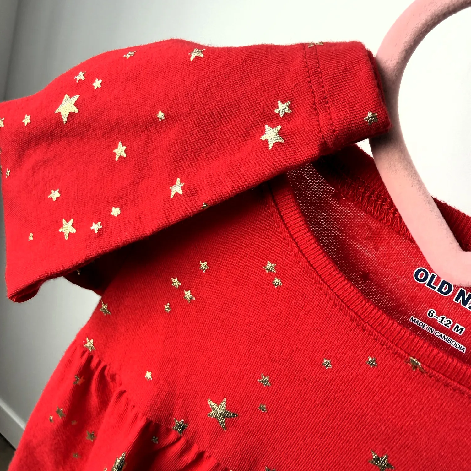 Сукня червона з принтом у вигляді золотистих зірочок від Old Navy - Зображення 2