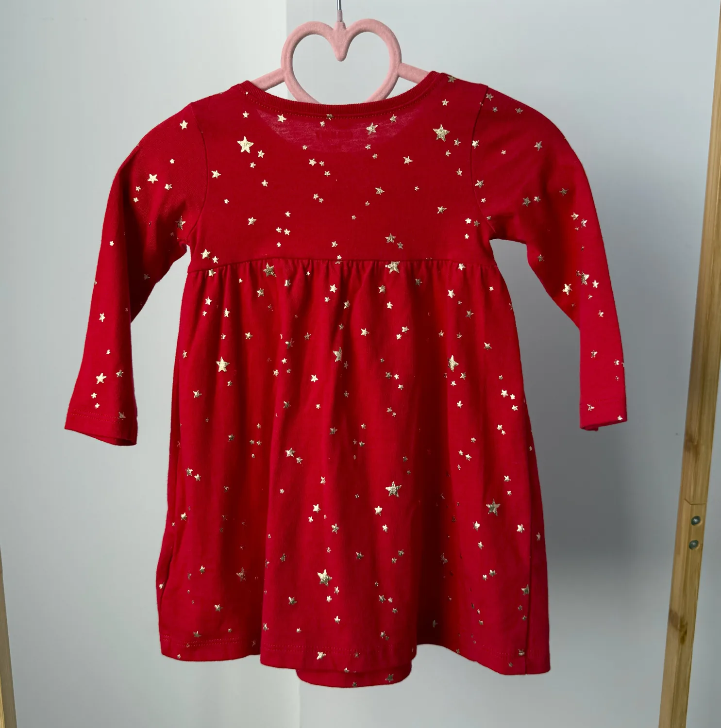 Сукня червона з принтом у вигляді золотистих зірочок від Old Navy - Зображення 3
