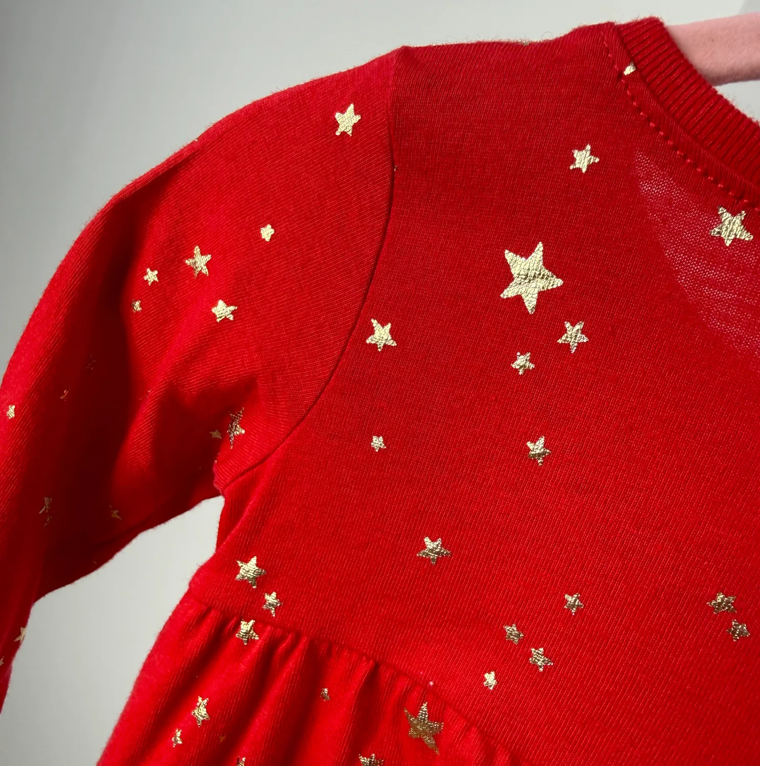 Сукня червона з принтом у вигляді золотистих зірочок від Old Navy - Зображення 4