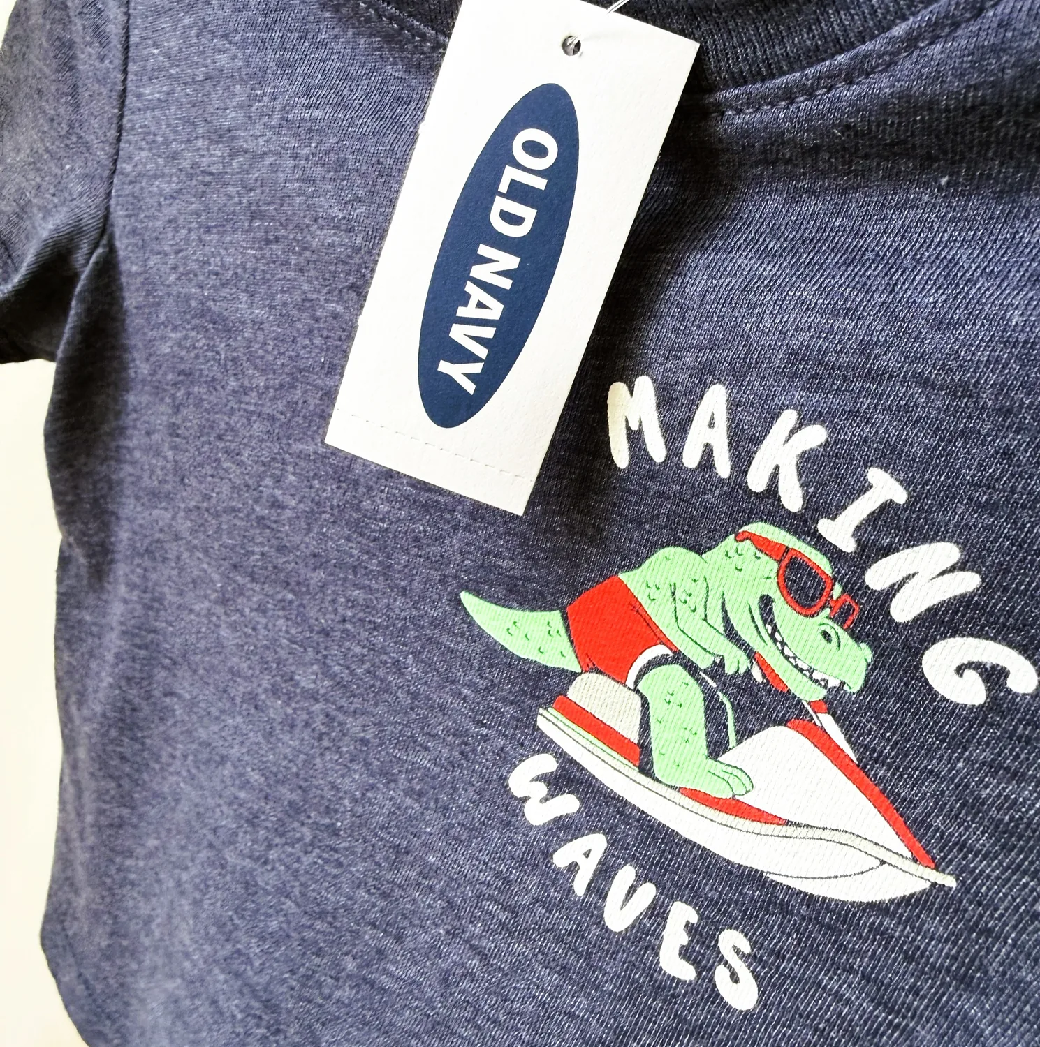 Футболка темно-синя з принтом "MAKING WAVES" від Old Navy - Зображення 2