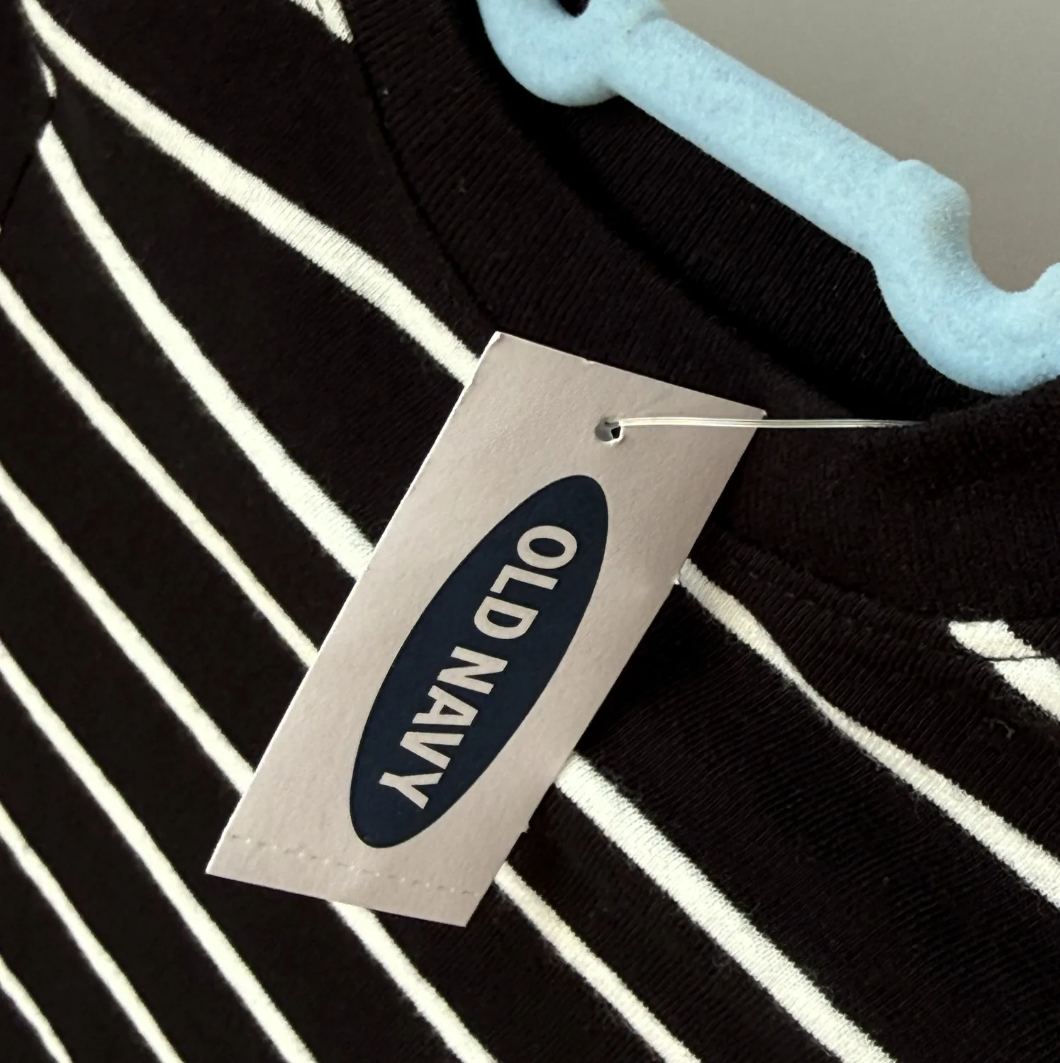 Футболка чорна в білу смужку від Old Navy - Зображення 2