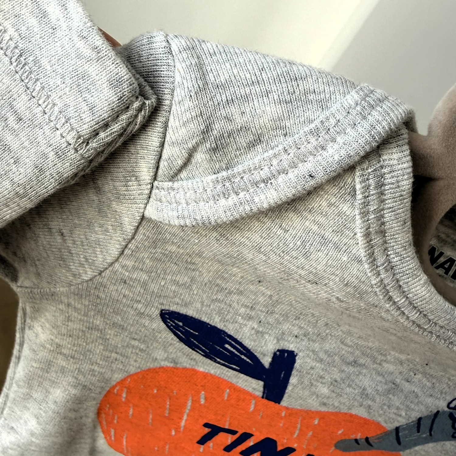 Боді на довгий рукав сірий з яблучком від Old Navy - Зображення 2