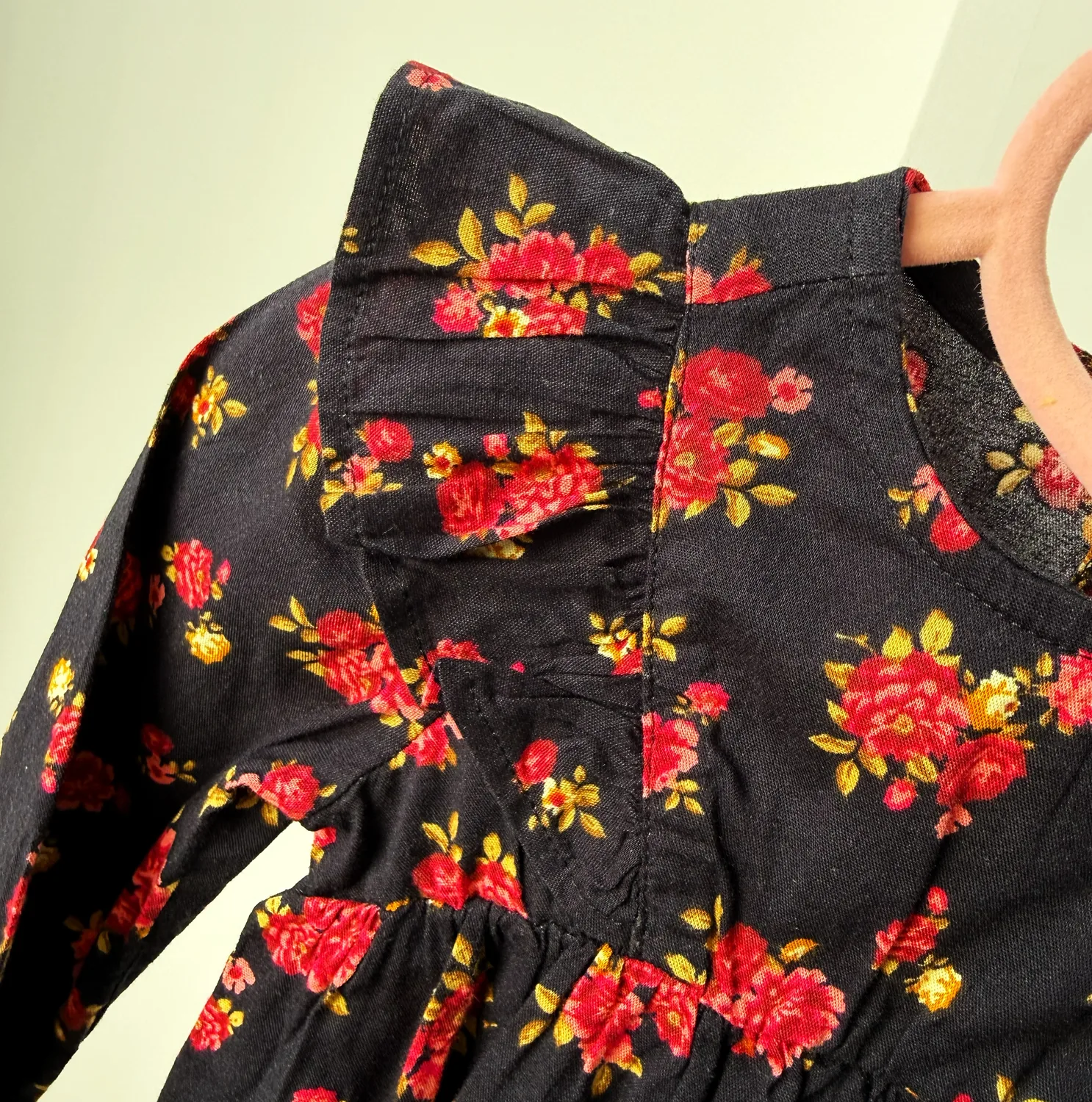 Сукня чорна з квітковим принтом на довгий рукав від Old Navy - Зображення 2