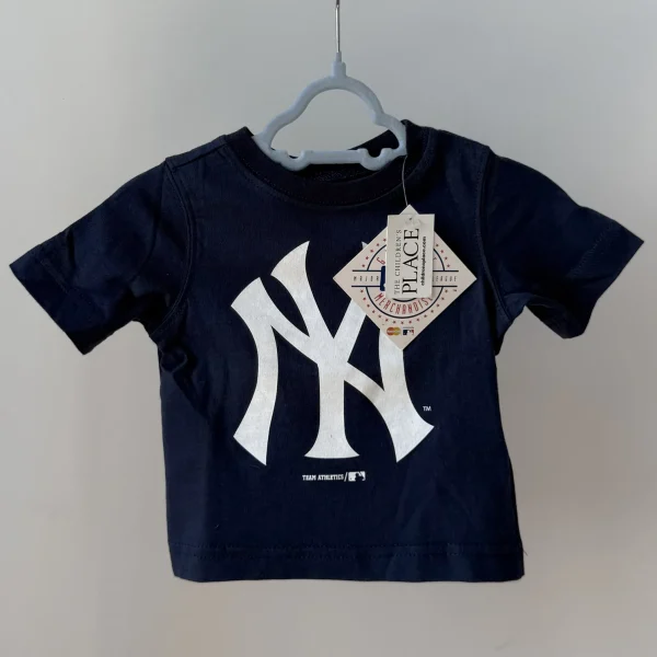 Футболка темно-синього кольору зі знаком бейсбольної команди "Yankees" від бренду The Children's Place