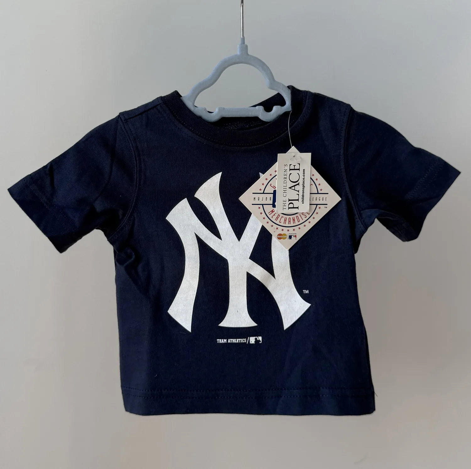 Футболка темно-синього кольору зі знаком бейсбольної команди "Yankees" від бренду The Children's Place