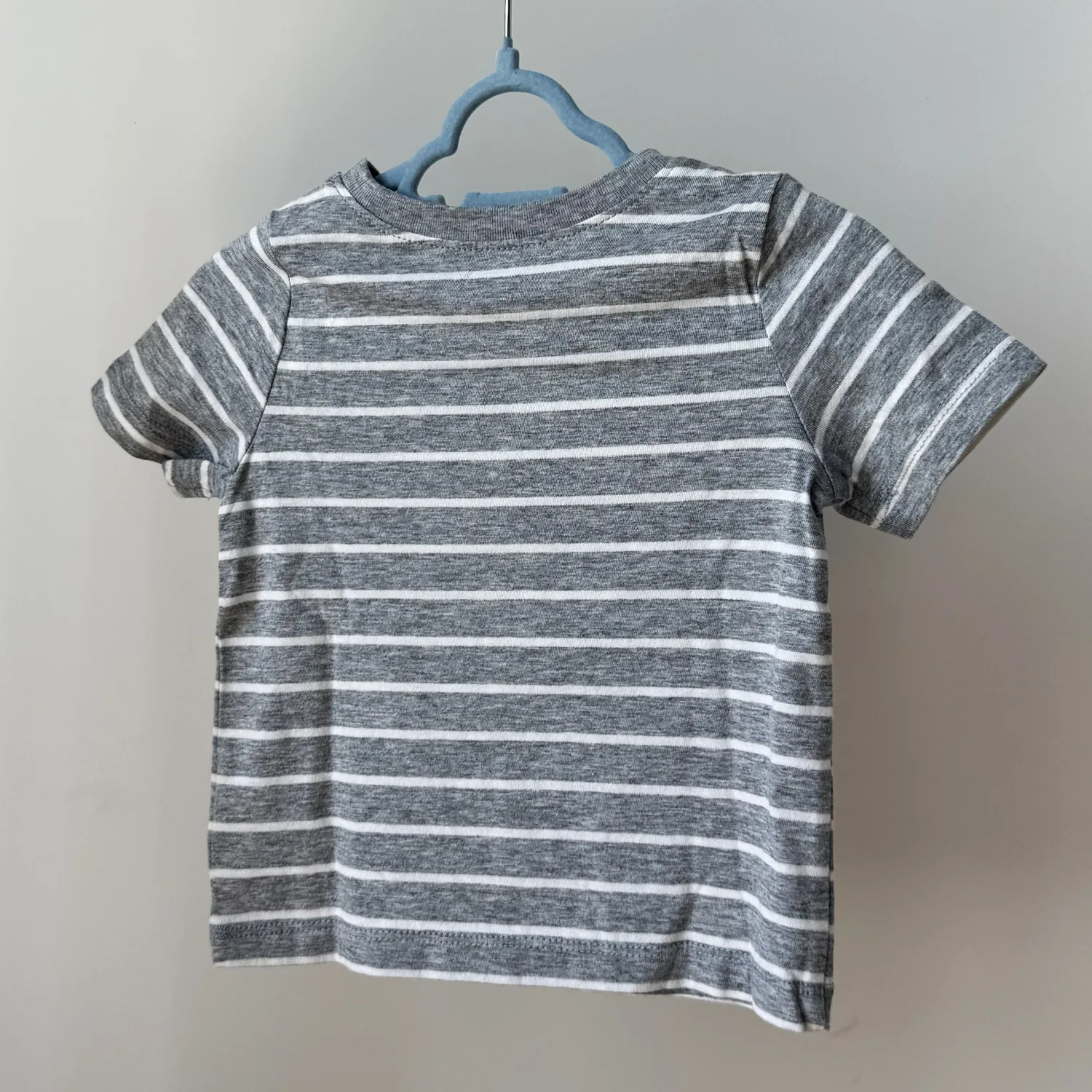 Футболка сіра в білу смужку від Old Navy - Зображення 2